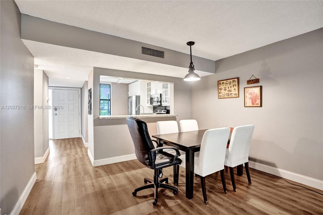 For Sale: $204,800 (2 beds, 2 baths, 1300 Square Feet)