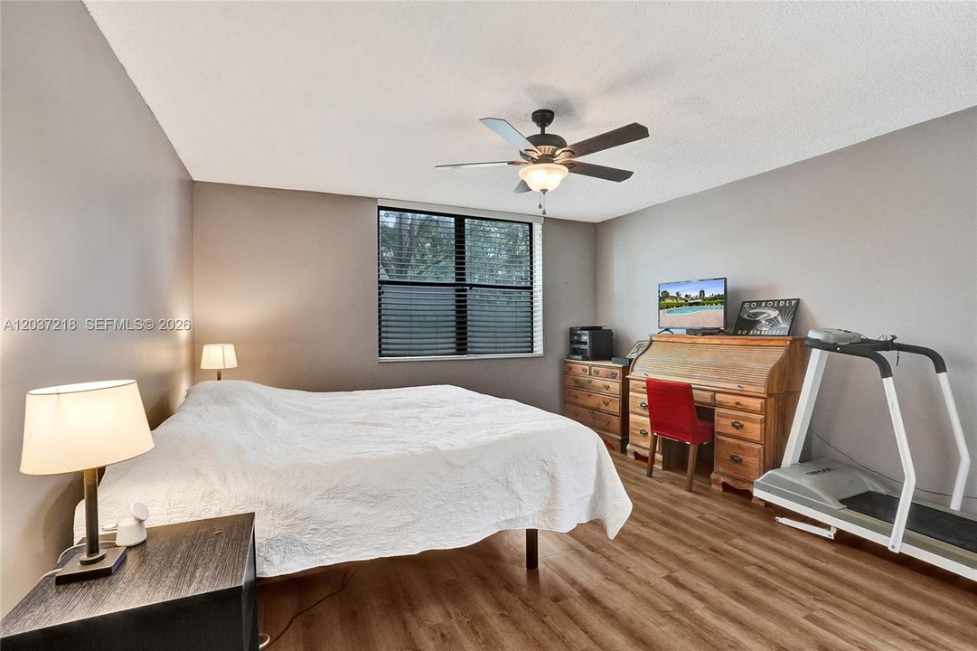 For Sale: $204,800 (2 beds, 2 baths, 1300 Square Feet)