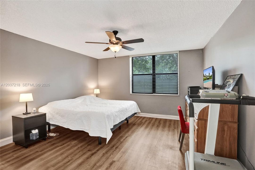 For Sale: $204,800 (2 beds, 2 baths, 1300 Square Feet)