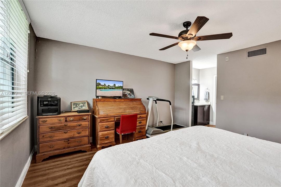 For Sale: $204,800 (2 beds, 2 baths, 1300 Square Feet)