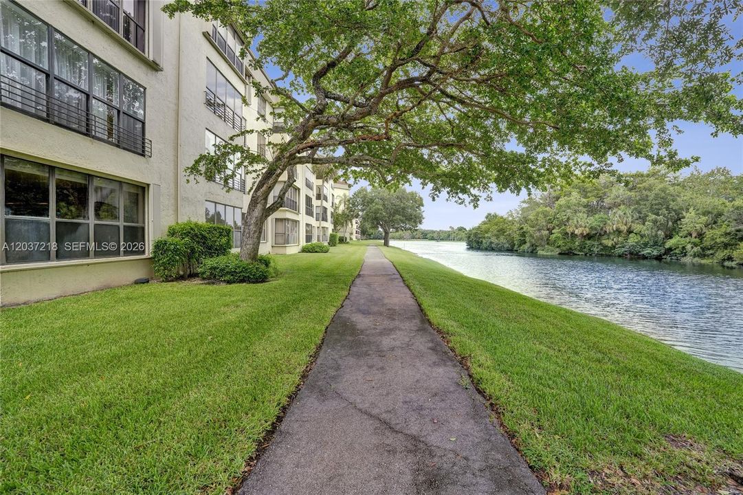 For Sale: $204,800 (2 beds, 2 baths, 1300 Square Feet)