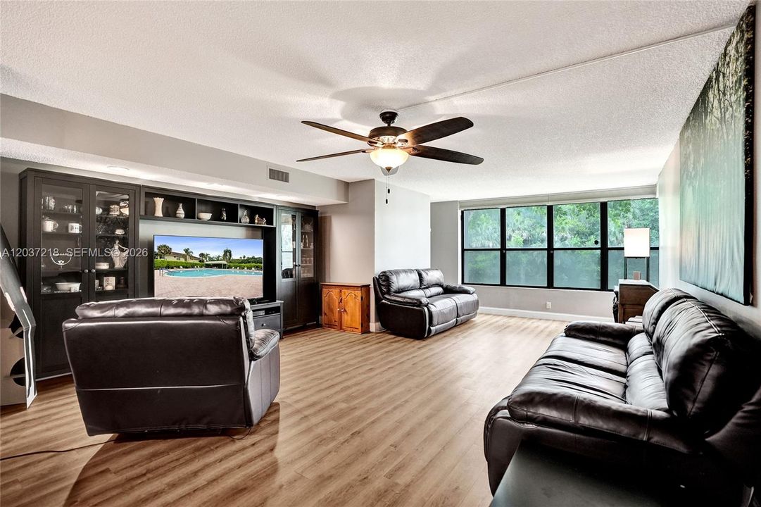 For Sale: $204,800 (2 beds, 2 baths, 1300 Square Feet)