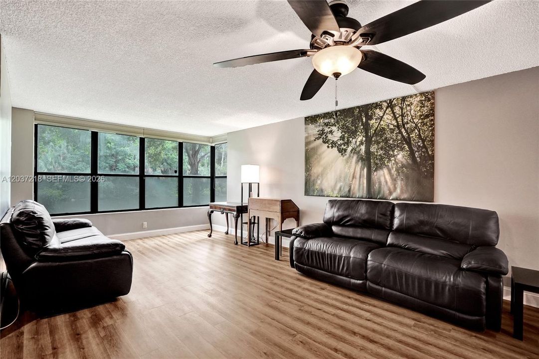 For Sale: $204,800 (2 beds, 2 baths, 1300 Square Feet)