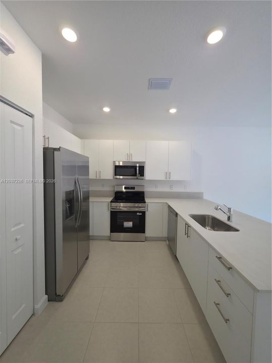 For Rent: $2,300 (3 beds, 2 baths, 1414 Square Feet)