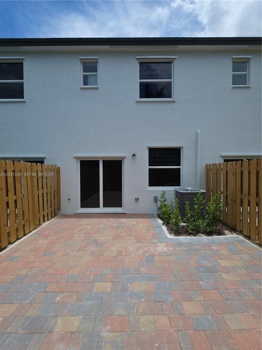 For Rent: $2,300 (3 beds, 2 baths, 1414 Square Feet)