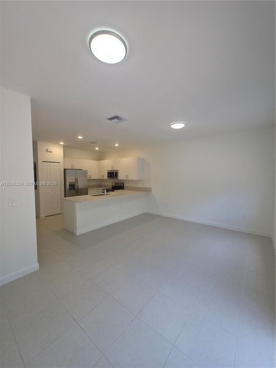 For Rent: $2,300 (3 beds, 2 baths, 1414 Square Feet)