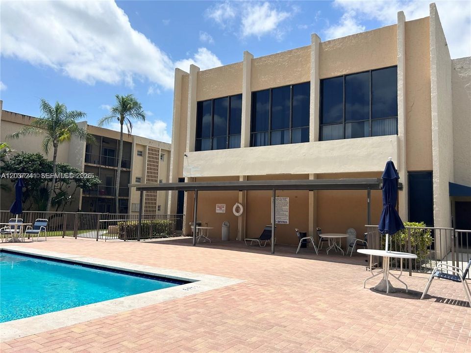 For Sale: $295,000 (1 beds, 1 baths, 1067 Square Feet)