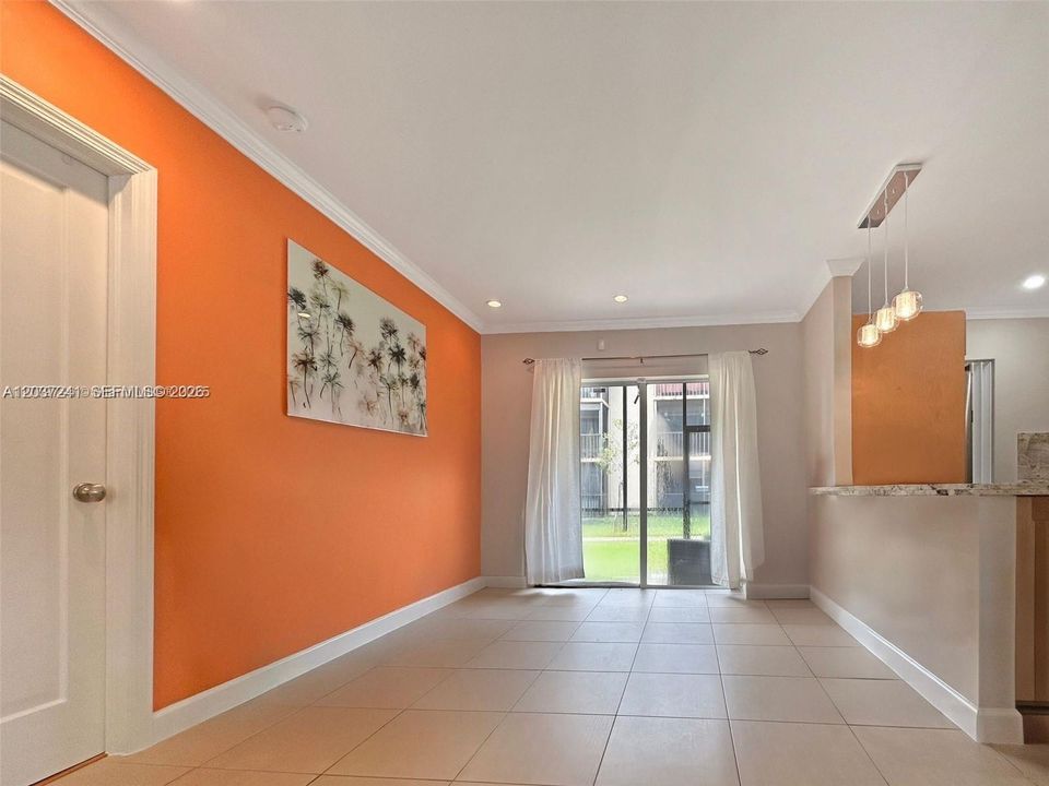 For Sale: $295,000 (1 beds, 1 baths, 1067 Square Feet)