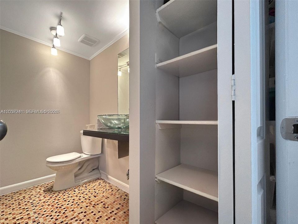 For Sale: $295,000 (1 beds, 1 baths, 1067 Square Feet)