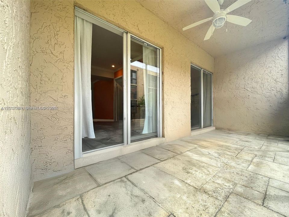 For Sale: $295,000 (1 beds, 1 baths, 1067 Square Feet)