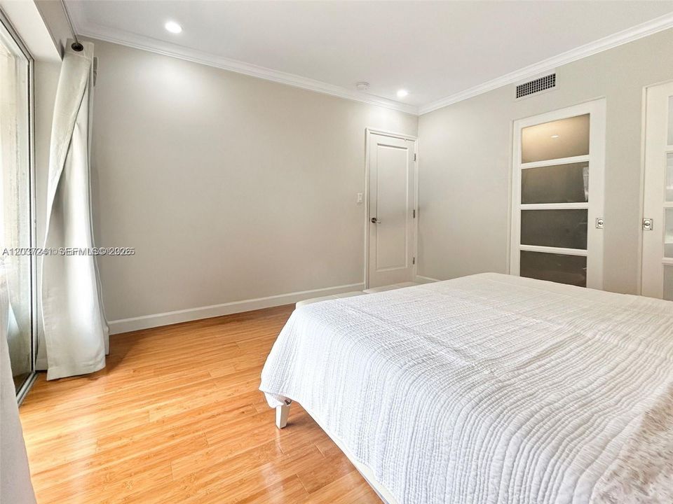 For Sale: $295,000 (1 beds, 1 baths, 1067 Square Feet)