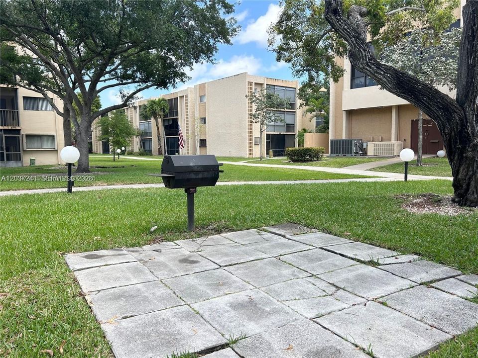 For Sale: $295,000 (1 beds, 1 baths, 1067 Square Feet)