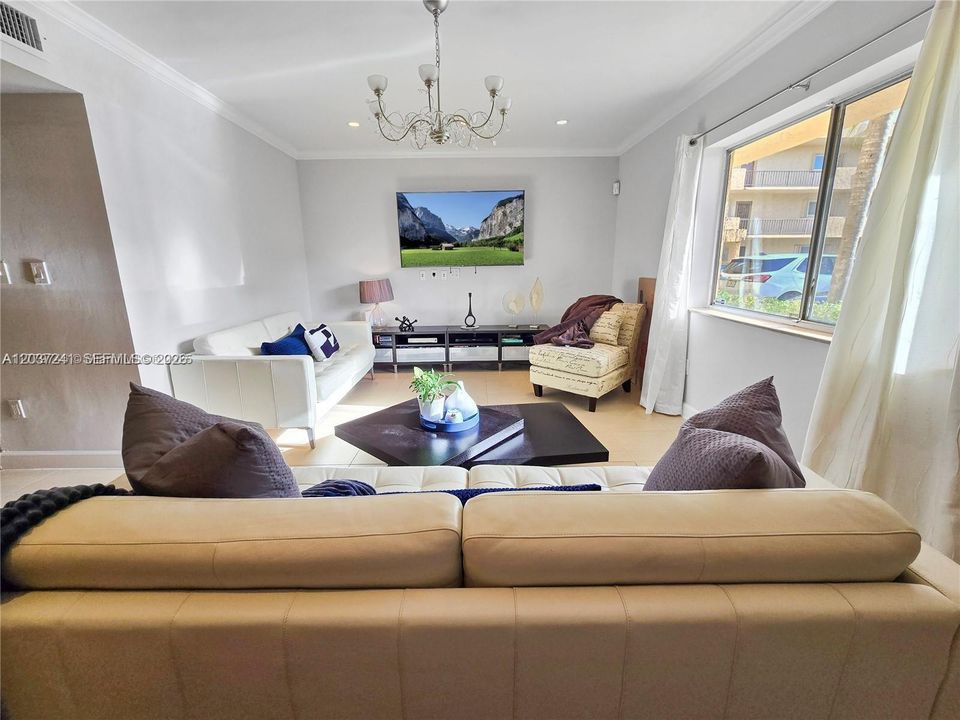 For Sale: $295,000 (1 beds, 1 baths, 1067 Square Feet)