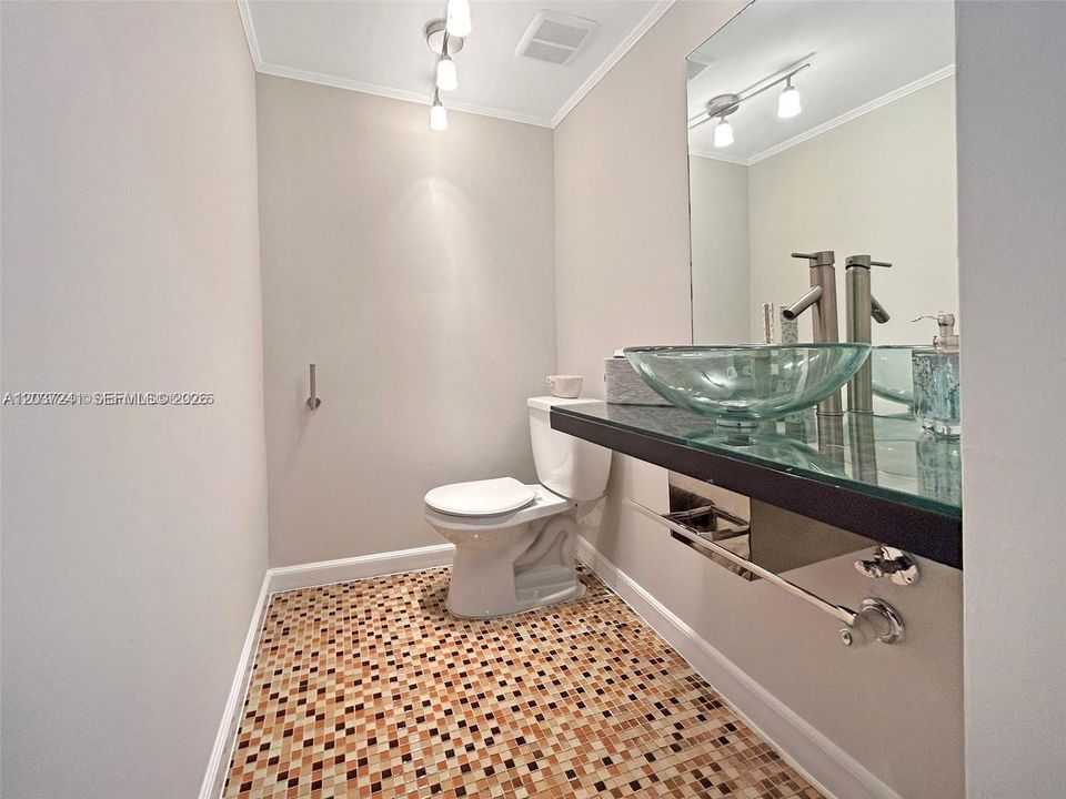For Sale: $295,000 (1 beds, 1 baths, 1067 Square Feet)
