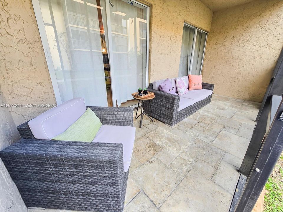 For Sale: $295,000 (1 beds, 1 baths, 1067 Square Feet)
