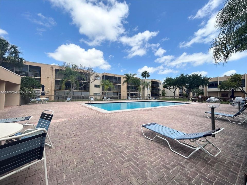 For Sale: $295,000 (1 beds, 1 baths, 1067 Square Feet)