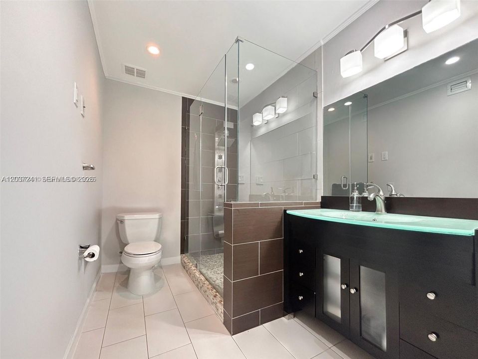 For Sale: $295,000 (1 beds, 1 baths, 1067 Square Feet)