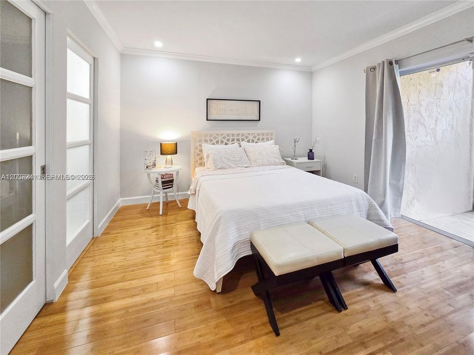 For Sale: $295,000 (1 beds, 1 baths, 1067 Square Feet)
