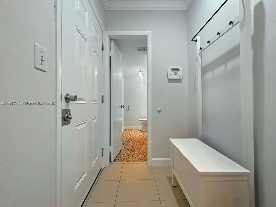 For Sale: $295,000 (1 beds, 1 baths, 1067 Square Feet)