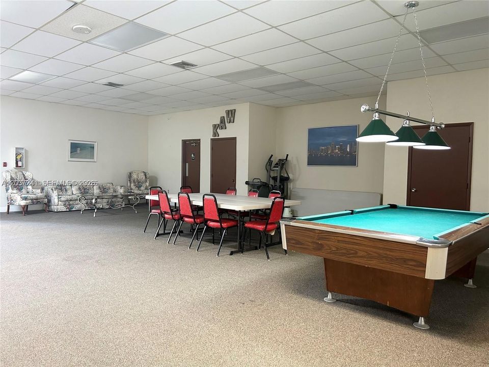 For Sale: $295,000 (1 beds, 1 baths, 1067 Square Feet)
