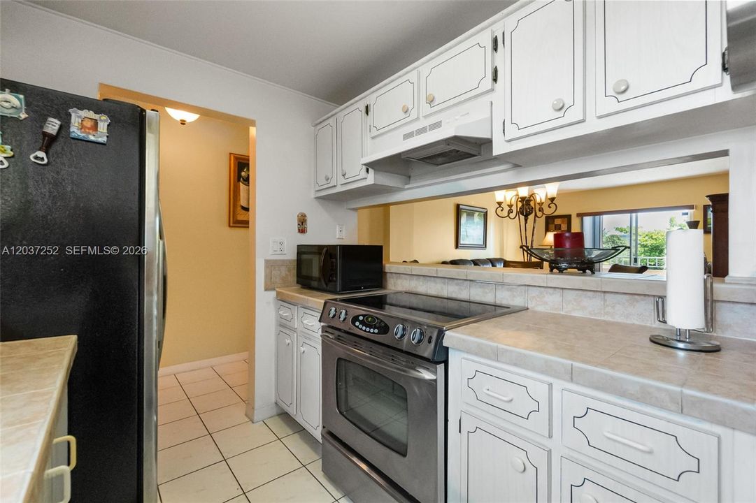 For Sale: $219,000 (2 beds, 1 baths, 725 Square Feet)
