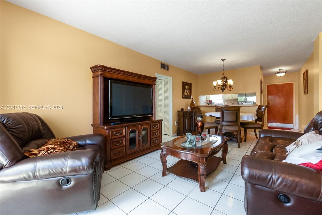 For Sale: $219,000 (2 beds, 1 baths, 725 Square Feet)