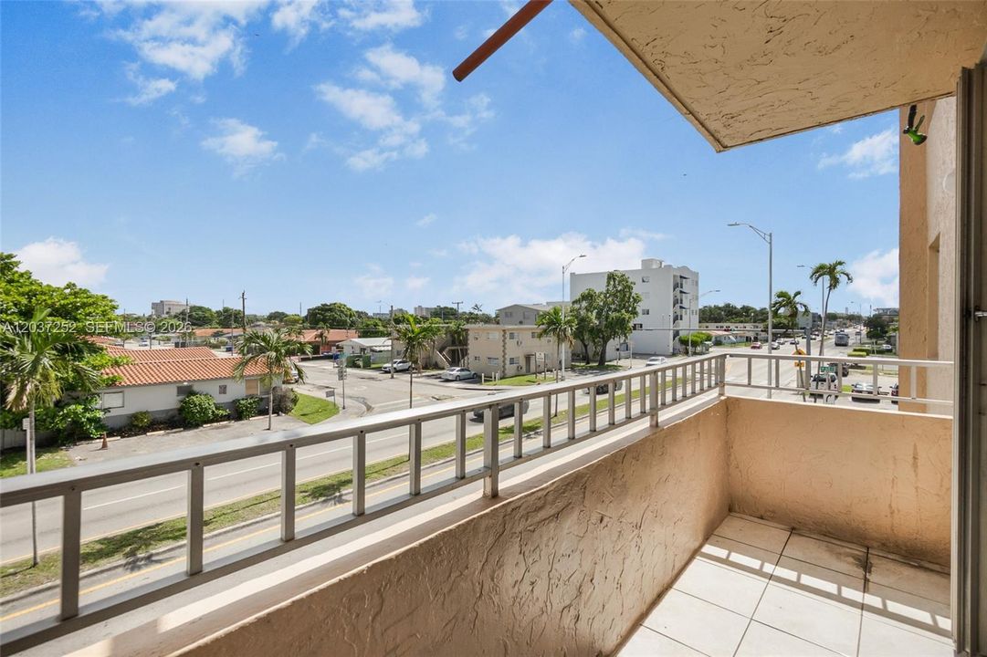 For Sale: $219,000 (2 beds, 1 baths, 725 Square Feet)