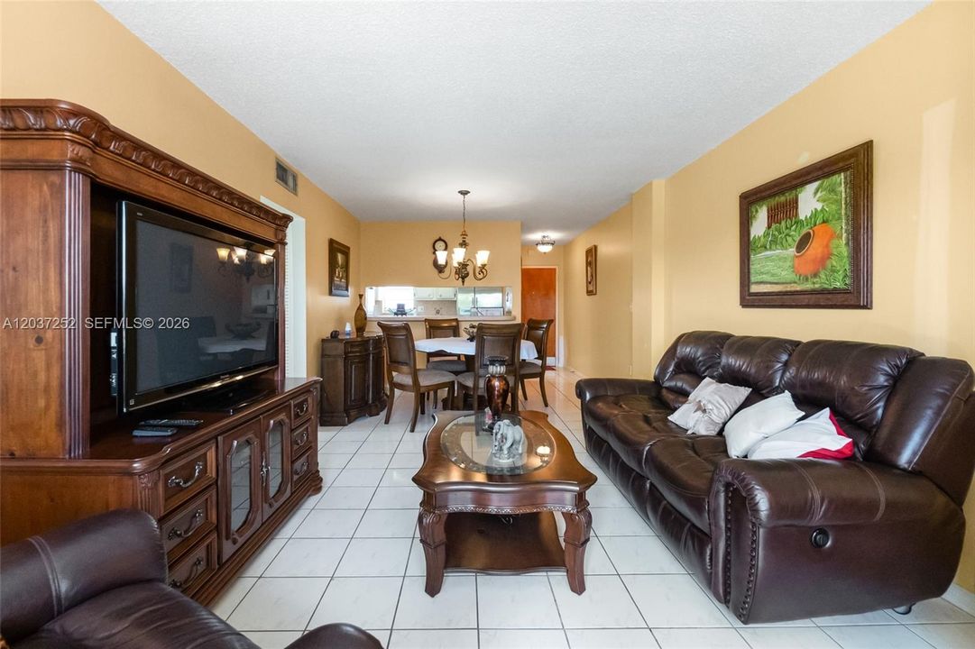 For Sale: $219,000 (2 beds, 1 baths, 725 Square Feet)