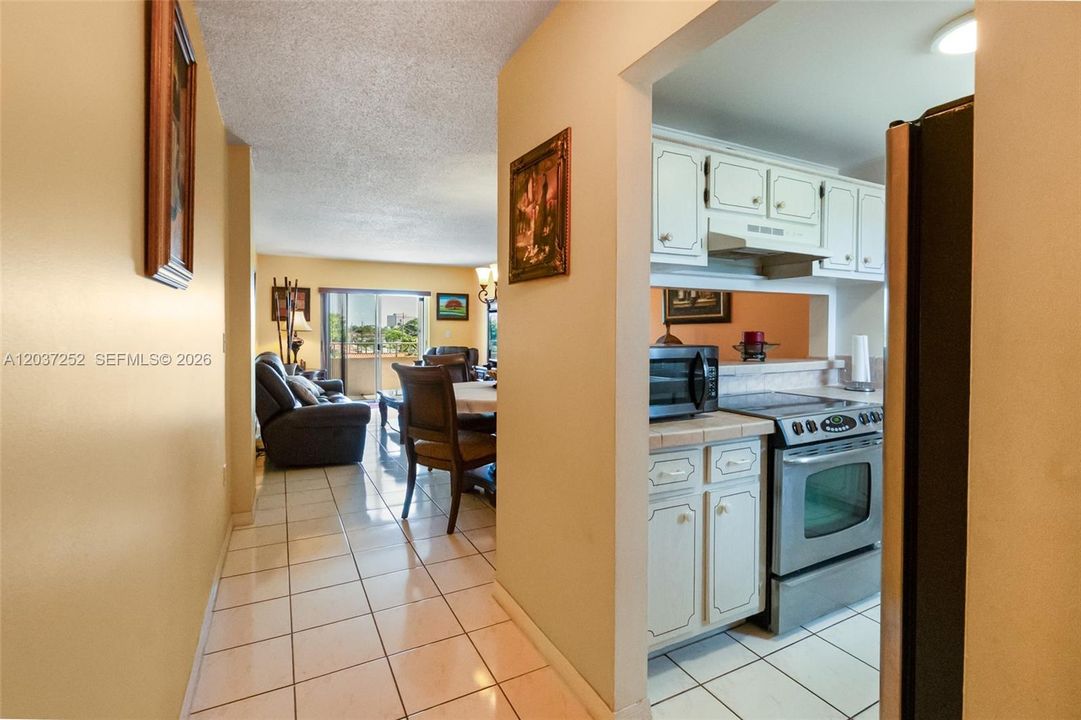 For Sale: $219,000 (2 beds, 1 baths, 725 Square Feet)