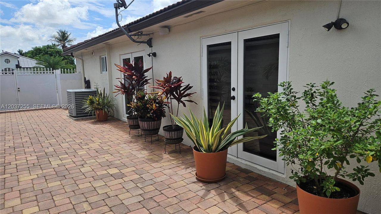 For Rent: $3,500 (3 beds, 2 baths, 1539 Square Feet)