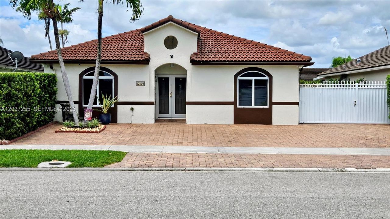 For Rent: $3,500 (3 beds, 2 baths, 1539 Square Feet)