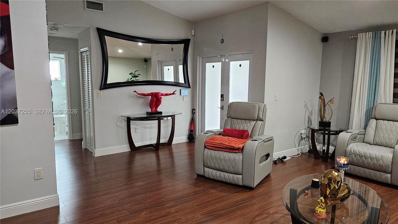 For Rent: $3,500 (3 beds, 2 baths, 1539 Square Feet)