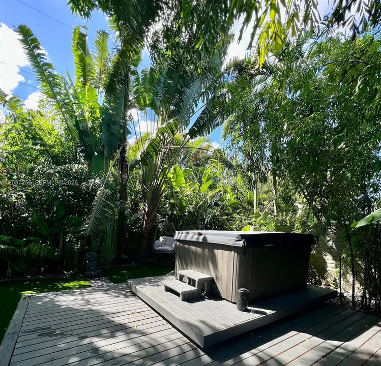 For Sale: $845,000 (2 beds, 2 baths, 1074 Square Feet)