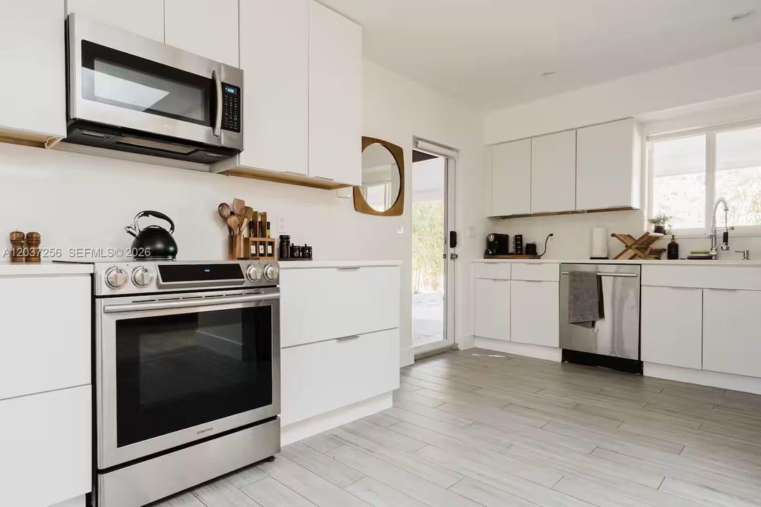For Sale: $845,000 (2 beds, 2 baths, 1074 Square Feet)