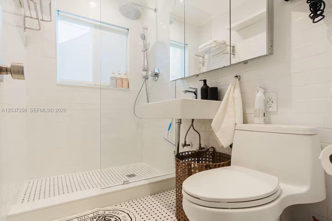 For Sale: $845,000 (2 beds, 2 baths, 1074 Square Feet)