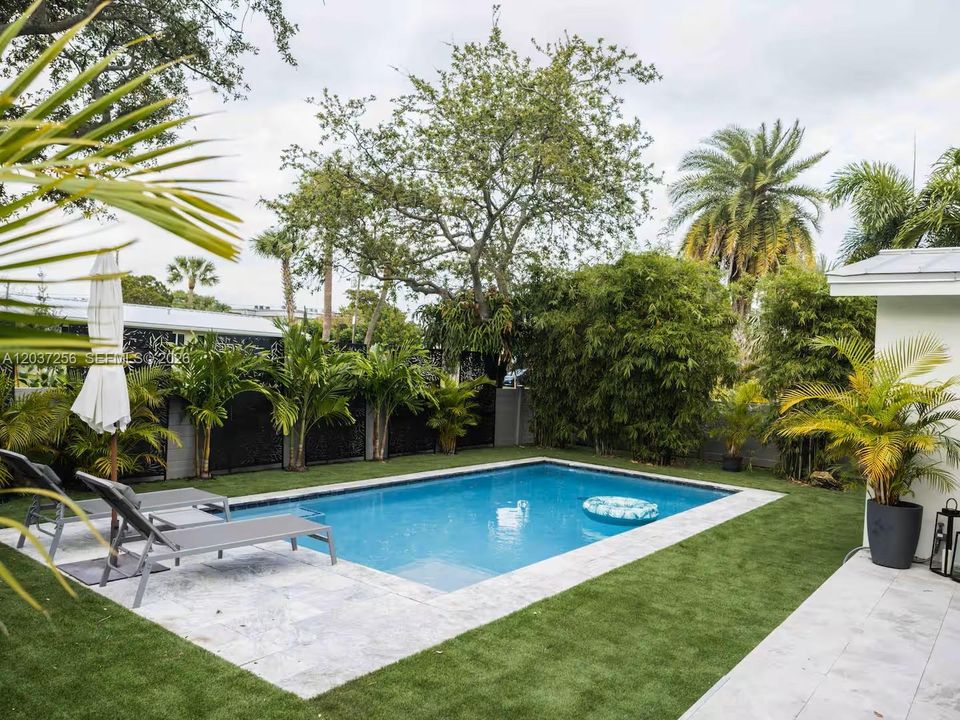 For Sale: $845,000 (2 beds, 2 baths, 1074 Square Feet)