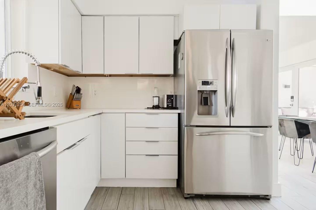 For Sale: $845,000 (2 beds, 2 baths, 1074 Square Feet)
