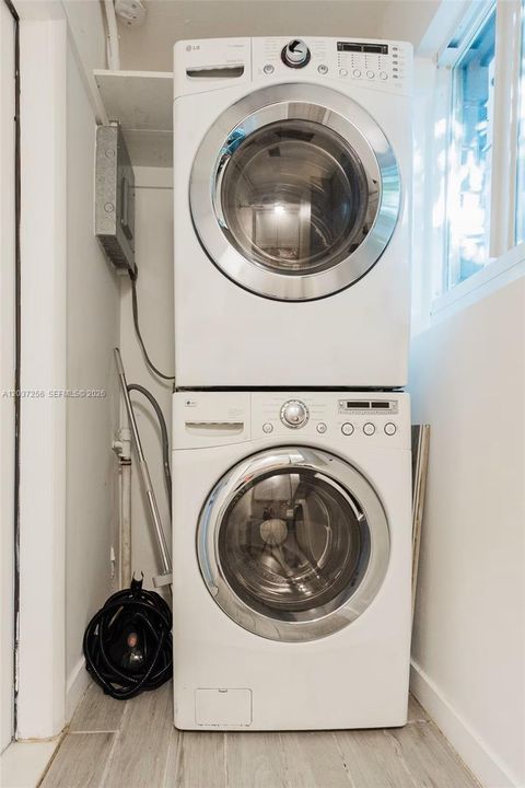 For Sale: $845,000 (2 beds, 2 baths, 1074 Square Feet)