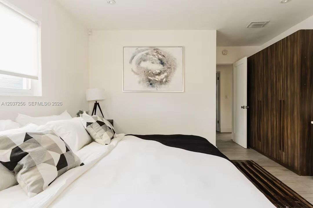 For Sale: $845,000 (2 beds, 2 baths, 1074 Square Feet)