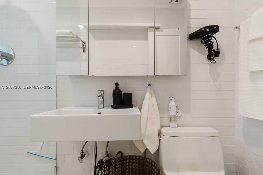 For Sale: $845,000 (2 beds, 2 baths, 1074 Square Feet)