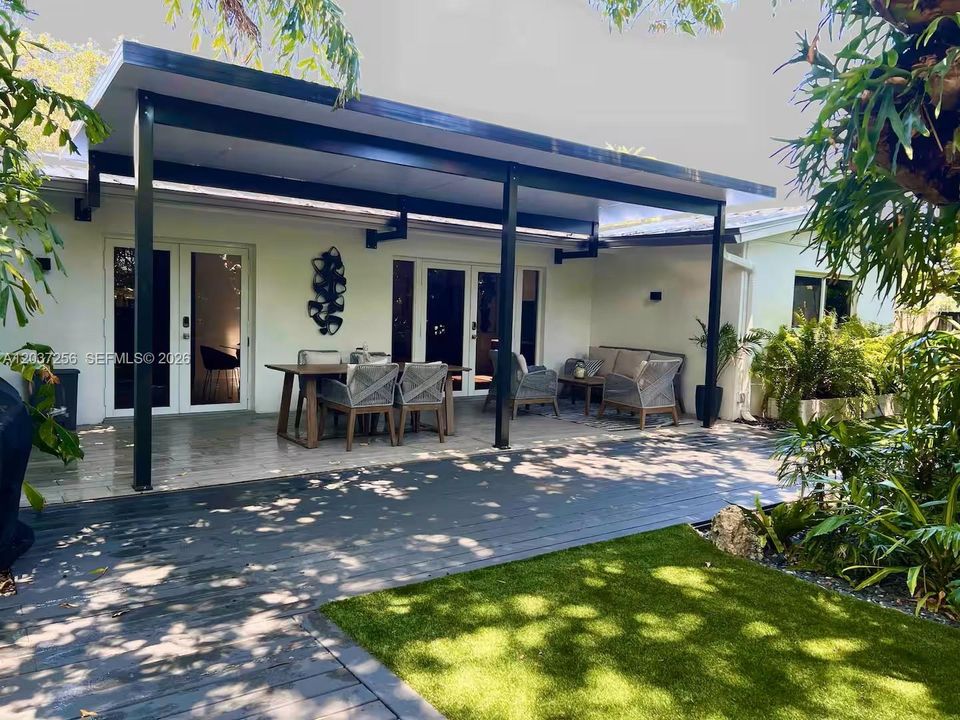 For Sale: $845,000 (2 beds, 2 baths, 1074 Square Feet)
