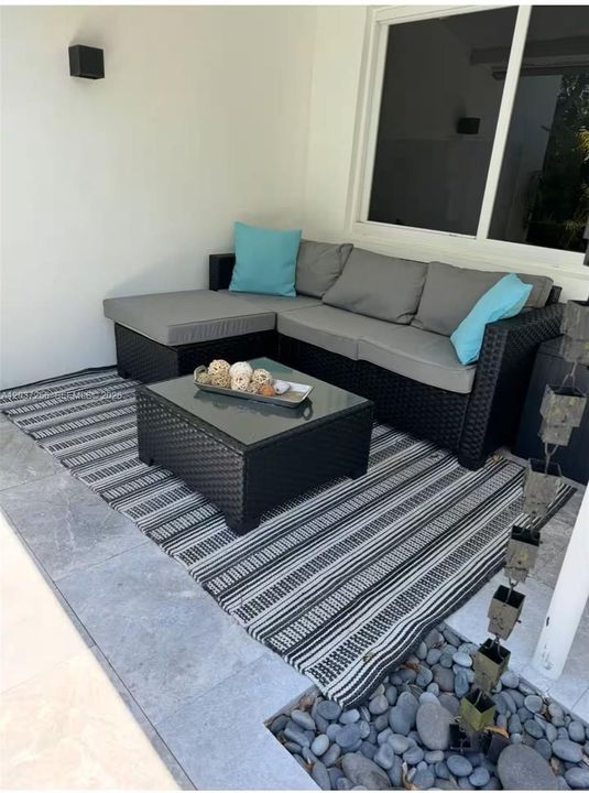 For Sale: $845,000 (2 beds, 2 baths, 1074 Square Feet)