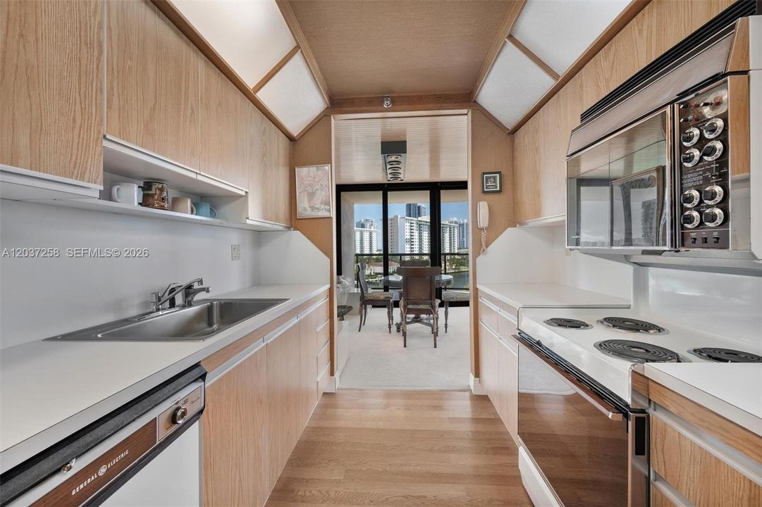 For Sale: $499,900 (2 beds, 2 baths, 1522 Square Feet)
