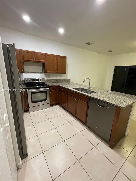 For Rent: $2,600 (3 beds, 2 baths, 1524 Square Feet)