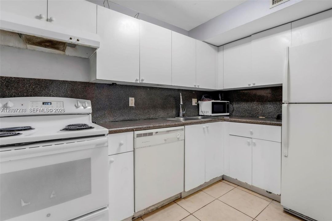 На продажу: $160,000 (2 спален, 2 ванн, 944 Квадратных фут)