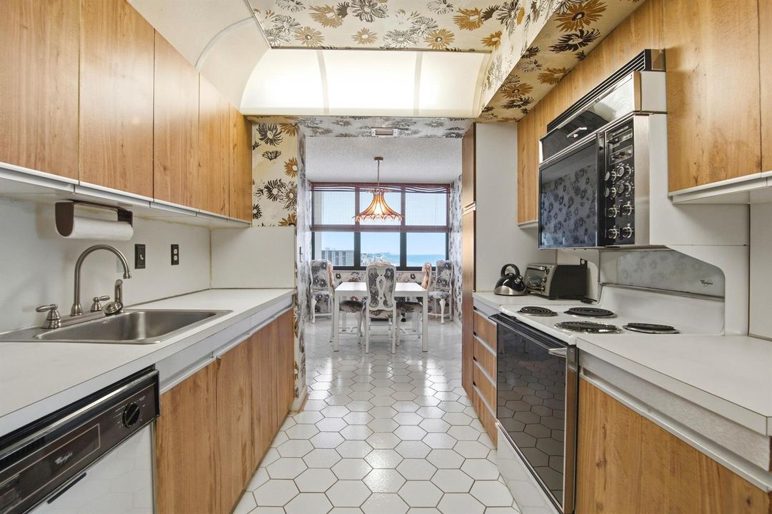 2302 S Ocean Dr_022
