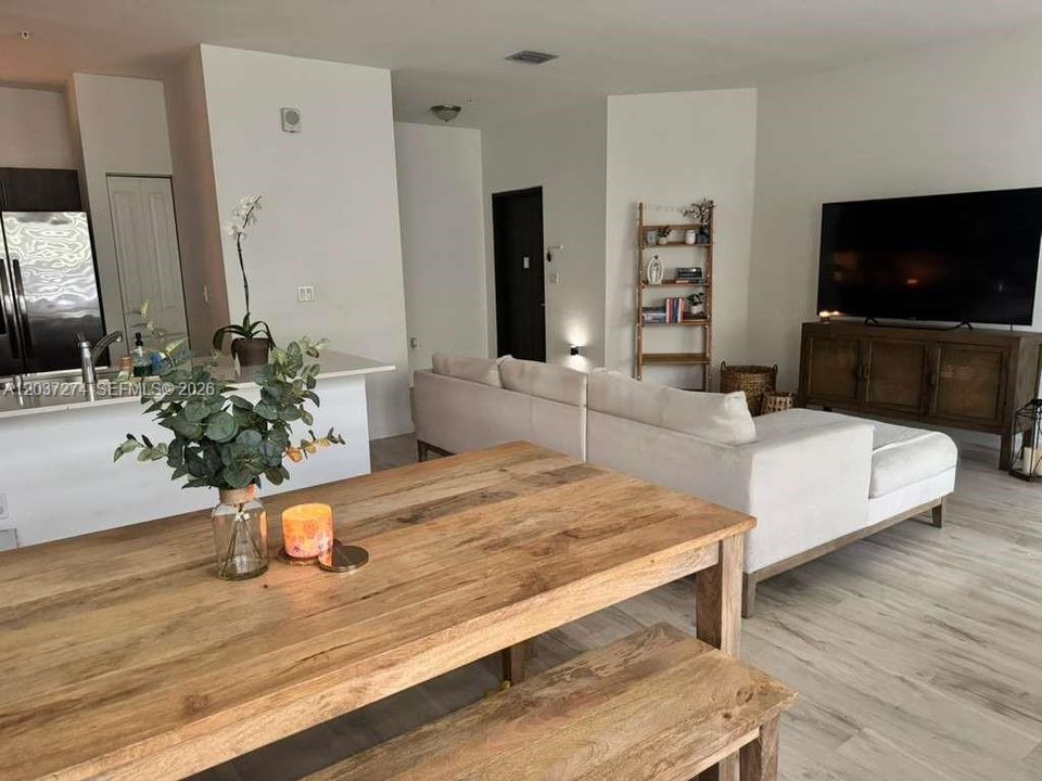 For Rent: $2,900 (3 beds, 2 baths, 1384 Square Feet)