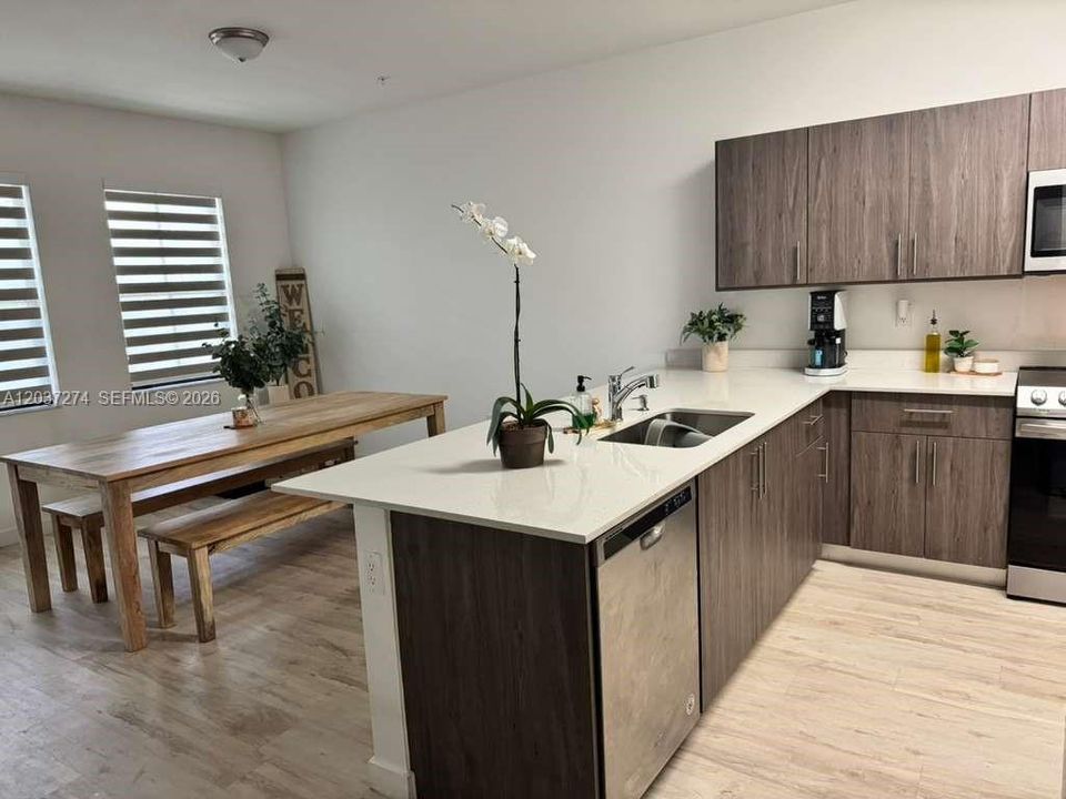 For Rent: $2,900 (3 beds, 2 baths, 1384 Square Feet)