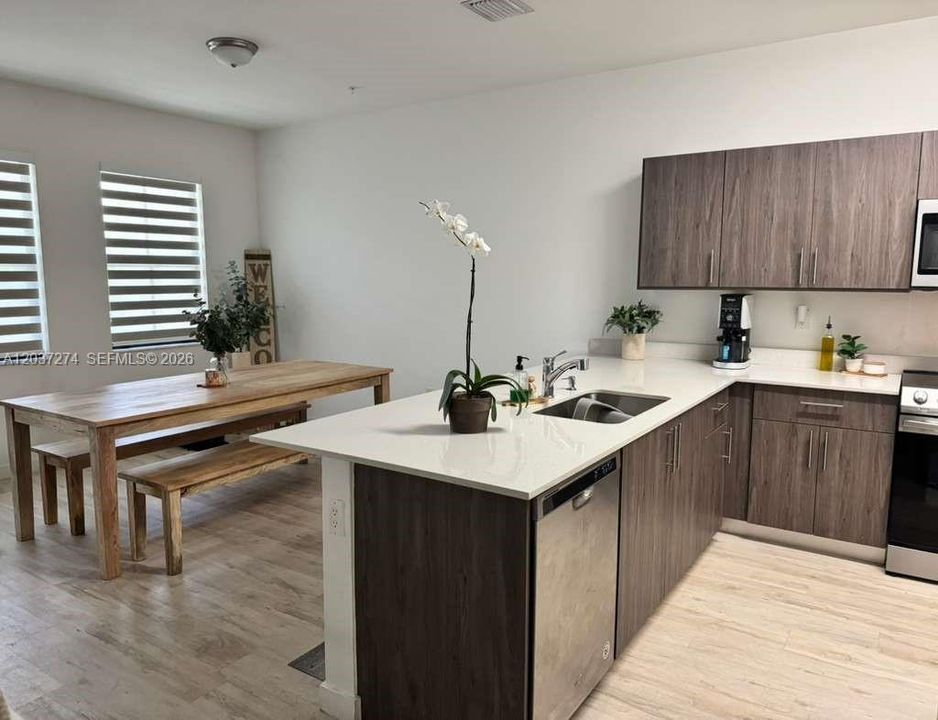 For Rent: $2,900 (3 beds, 2 baths, 1384 Square Feet)