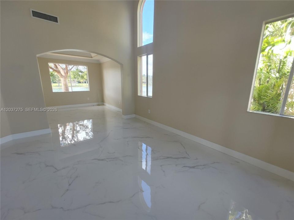 En Renta: $4,800 (6 camas, 3 baños, 3155 Pies cuadrados)